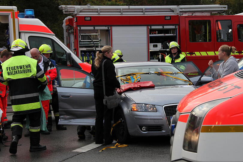 Unfall auf einer Kreuzung in Waldkraiburg. Eine Person wurde im Fahrzeug eingeschlossen und musste von der Feuerwehr befreit werden. Die Bilder vom Unfallort.