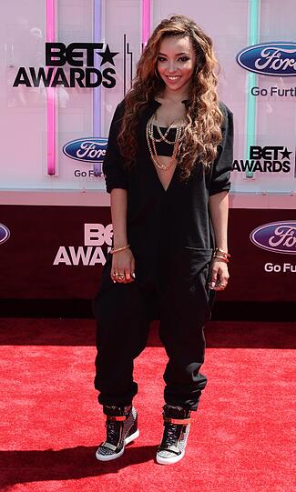 Schauspielerin Tinashe auf dem roten Teppich bei den Black Entertainment Television Awards in Los Angeles.