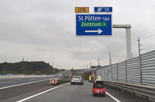 Hier fährt die 89-Jährige mit ihrem Behindertenfahrzeug auf der Autobahn in Niederösterreich.