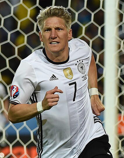 Sein Undercut ist lockerer und wilder geworden. Eine Auswahl an Schweinsteiger-Frisuren der letzten Jahre sehen Sie in der Bilderstrecke.
