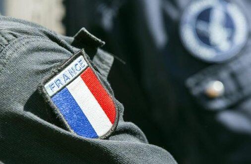 Die französischen Landesfarben auf dem Ärmelabzeichen eines Sicherheitsbeamten. Am vergangenen Wochenende ist Paris ein verdächtiges Auto mit mehreren Gasflaschen entdeckt worden. Foto: Etienne Laurent