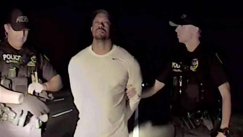 Tiger Woods bei der Polizeikontrolle am 29. Mai. Videoaufnahmen zeigen ihn desorientiert und mit verschwollenen Augen. Tiger Woods bei der Polizeikontrolle am 29. Mai. Videoaufnahmen zeigen ihn desorientiert und mit verschwollenen Augen.