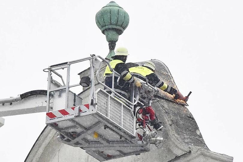 Die Feuerwehr rückte mit einer speziellen Hebebühne an und entfernte das lockere Blech vom Schuldach.