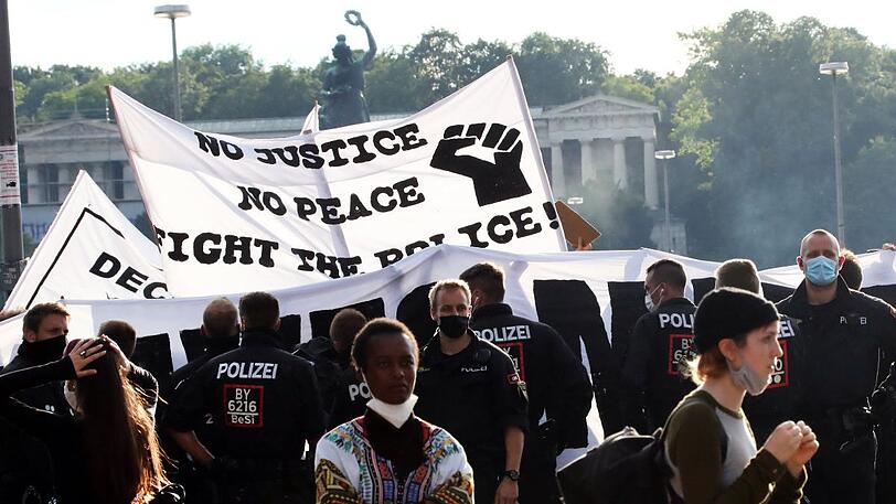 Demonstrantinnen und Polizei auf der Theresienwiese.