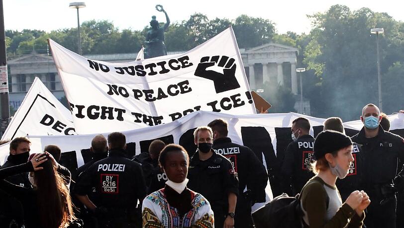 Demonstrantinnen und Polizei auf der Theresienwiese. Demonstrantinnen und Polizei auf der Theresienwiese.