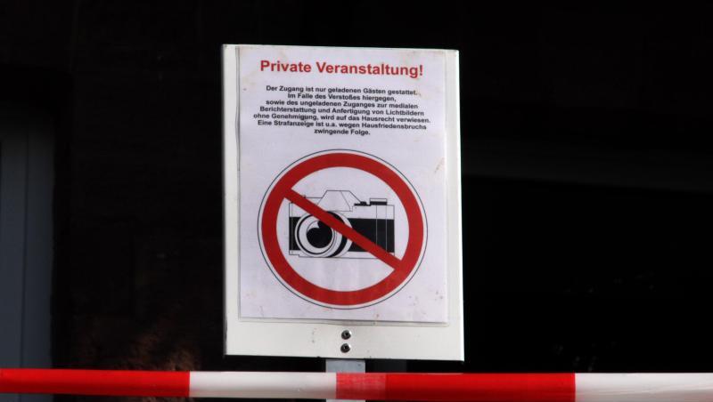 Fotografierverbot beim Kyffhäusertreffen 2017 der AfD-Gruppierung "Der Flügel", das der Partei möglicherweise eine erneute Strafzahlung einbringt. Fotografierverbot beim Kyffhäusertreffen 2017 der AfD-Gruppierung "Der Flügel", das der Partei möglicherweise eine erneute Strafzahlung einbringt.