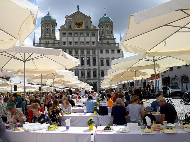 Unter Schirmen findet auf dem Rathausplatz bei der Friedenstafel statt. Foto: Stefan Puchner
