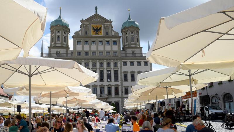 Unter Schirmen findet auf dem Rathausplatz bei der Friedenstafel statt. Foto: Stefan Puchner Unter Schirmen findet auf dem Rathausplatz bei der Friedenstafel statt. Foto: Stefan Puchner