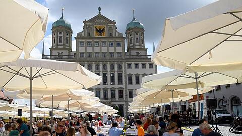Unter Schirmen findet auf dem Rathausplatz bei der Friedenstafel statt. Foto: Stefan Puchner