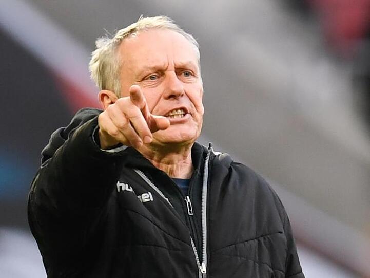 Freiburgs Trainer Christian Streich gestikuliert. Foto: Tom Weller/dpa