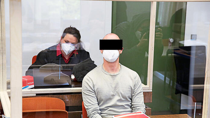 Der Angeklagte vor Gericht bei Prozessbeginn  am Dienstag.