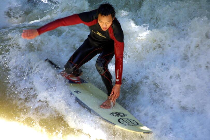 Ein Wellenreiter am Eisbach.