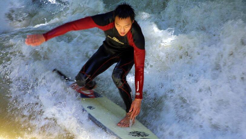 Ein Wellenreiter am Eisbach. Ein Wellenreiter am Eisbach.