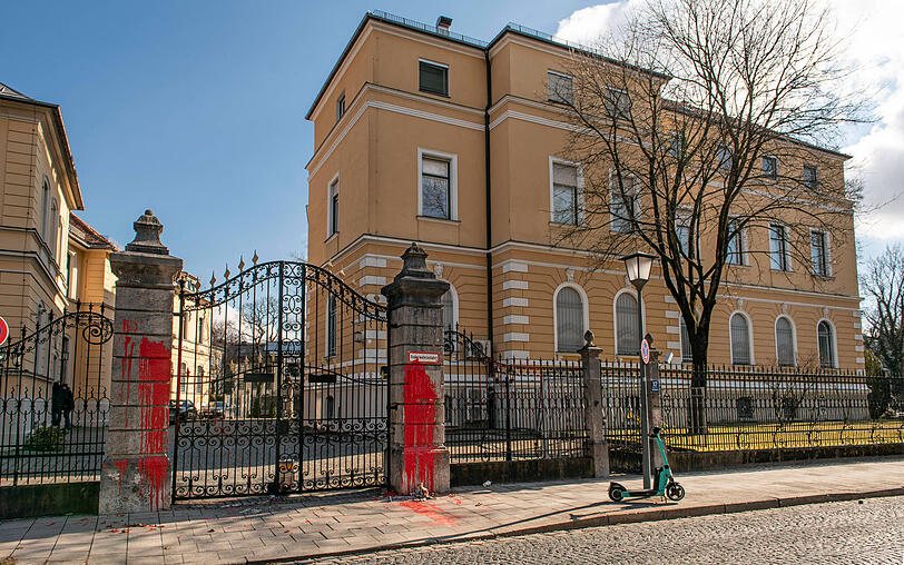 Rot beschmiert: Der Eingang zum russischen Generalkonsulat in der Maria-Theresia-Straße 17.