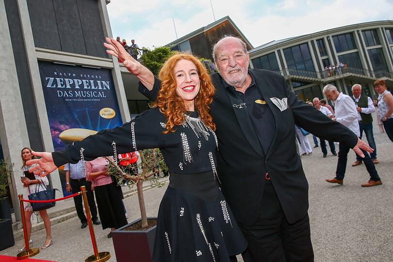 Zum Abheben fröhlich: Laura und Ralph Siegel vor dem Festspielhaus Neuschwanstein.