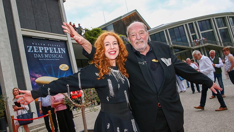 Zum Abheben fröhlich: Laura und Ralph Siegel vor dem Festspielhaus Neuschwanstein. Zum Abheben fröhlich: Laura und Ralph Siegel vor dem Festspielhaus Neuschwanstein.