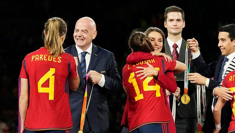 Spaniens Irene Paredes (l) erhält die Goldmedaille von FIFA-Präsident Gianni Infantino (2.v.l) während der Medaillenzeremonie nach dem Finale.