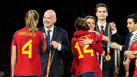 Spaniens Irene Paredes (l) erhält die Goldmedaille von FIFA-Präsident Gianni Infantino (2.v.l) während der Medaillenzeremonie nach dem Finale.