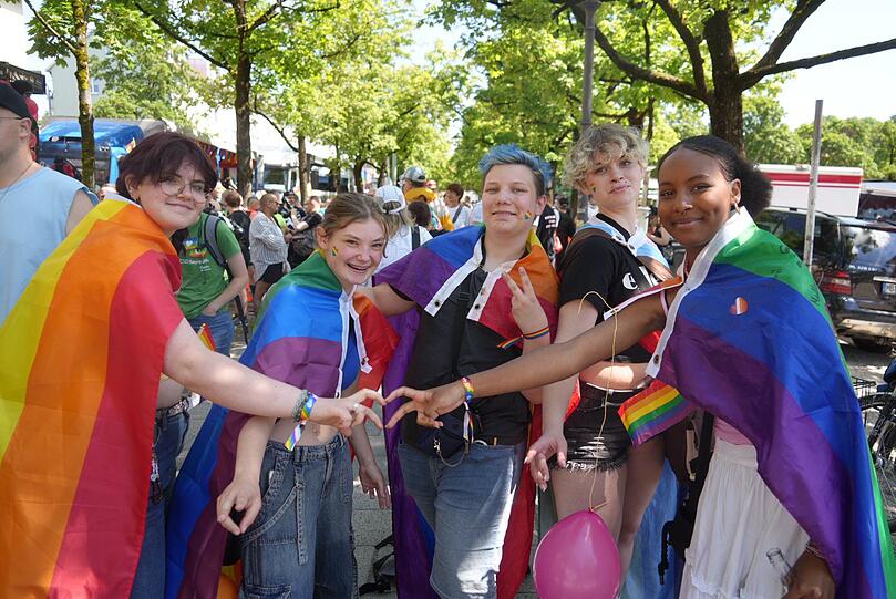 Franzi und ihre Freund:innen sind startklar und freuen sich schon sehr auf den CSD. Eric (2.v.r.) ist dafür sogar extra aus Essen angereist.