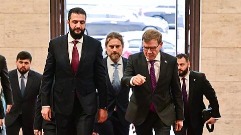 "Die Syrer verdienen eine Chance und wir m&ouml;chten helfen, dass diese Chance gut genutzt wird", sagte Au&szlig;enminister Johann Wadephul (rechts) beim deutsch-syrischen Wirtschaftsforum mit dem syrischen &Uuml;bergangspr&auml;sidenten Ahmed al-Scharaa.