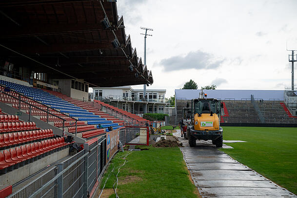 Mit schwerem Gerät wird im Sportpark gebaut. Mit schwerem Gerät wird im Sportpark gebaut.