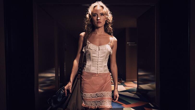 Nelly (Ella Morgen) wagt sich in der ARD-Serie "Selling Sex" in die Welt des Escorts.