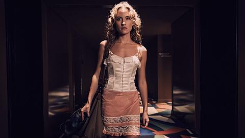 Nelly (Ella Morgen) wagt sich in der ARD-Serie "Selling Sex" in die Welt des Escorts.