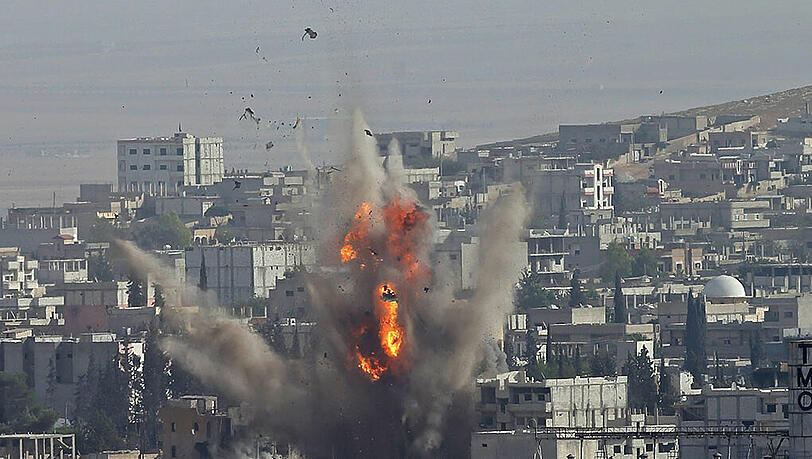 Rund 1300 Kämpfer der Rebellengruppe «Freie Syrische Armee» (FSA) wollen nach Angaben des türkischen Staatspräsidenten Recep Tayyip Erdogan den Kurden in Kobane militärisch Hilfe leisten. Rund 1300 Kämpfer der Rebellengruppe «Freie Syrische Armee» (FSA) wollen nach Angaben des türkischen Staatspräsidenten Recep Tayyip Erdogan den Kurden in Kobane militärisch Hilfe leisten.