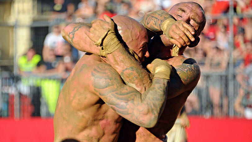 Der Spielball wird hier ganz schnell zur Nebensache - Schläge und Tritte sind hier ausdrücklich erlaubt. Die Biler vom Calcio Storico in Florenz.