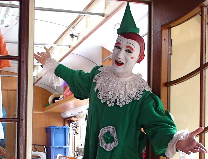 Weißclown Gensi heißt die Besucher willkommen.
