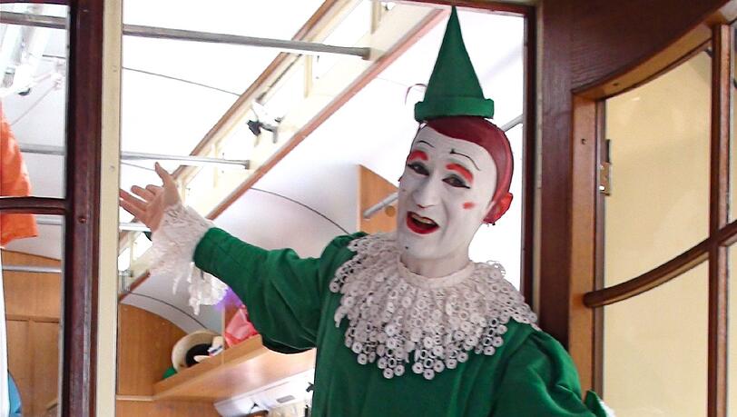 Weißclown Gensi heißt die Besucher willkommen. Weißclown Gensi heißt die Besucher willkommen.