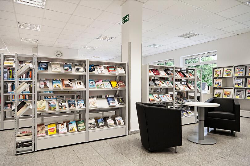 Die neue Bücherei in Waldtrudering ist hell und groß: Damit hier bald noch mehr Leute Bücher und Co. ausleihen können.