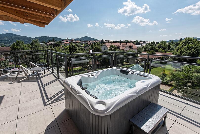 Whirlpool mit Ausblick in den Bayerischen Wald vom privaten Balkon der luxuriösen Rooftop-Suite im Bodenmaiser Hof