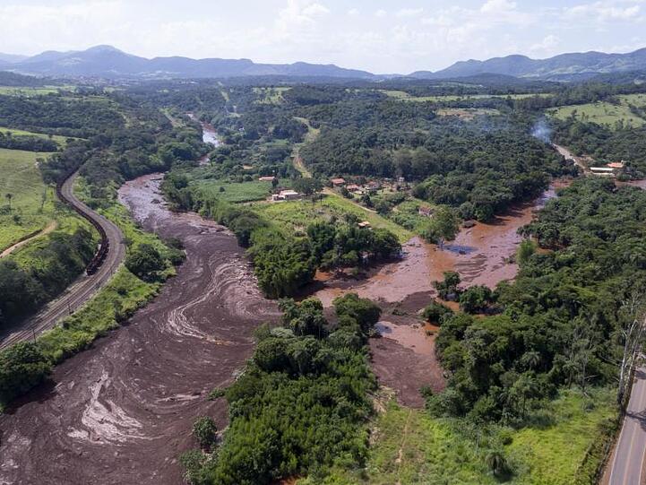 Eine Luftaufnahme zeigt die Schlammlawine nach dem Dammbruch bei der Gemeinde Brumadinho.