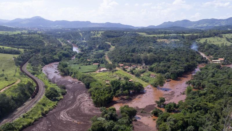 Eine Luftaufnahme zeigt die Schlammlawine nach dem Dammbruch bei der Gemeinde Brumadinho. Eine Luftaufnahme zeigt die Schlammlawine nach dem Dammbruch bei der Gemeinde Brumadinho.