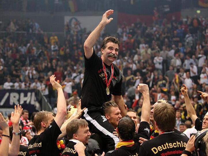 Trainer Heiner Brand wird nach dem Gewinn des Weltmeistertitels von den Spielern durch die Halle getragen.