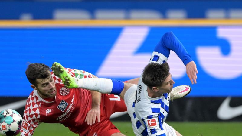 Herthas Krzysztof Piatek (r) und Mainz-Profi Alexander Hack teilten sich mit ihren Teams die Punkte.