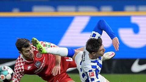 Herthas Krzysztof Piatek (r) und Mainz-Profi Alexander Hack teilten sich mit ihren Teams die Punkte.