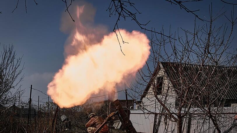 Ukrainische Soldaten beim Abfeuern eines Mörsers auf russische Stellungen an der Frontlinie bei Bachmut.