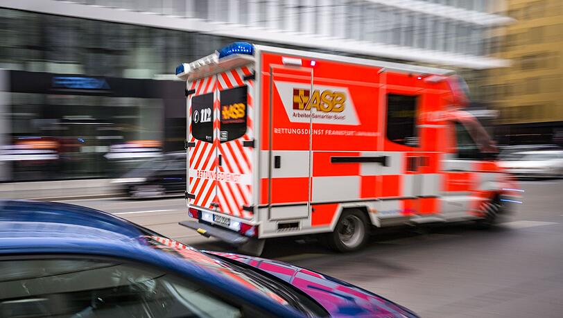 Ein Rettungswagen des Arbeiter-Samariter-Bundes (ASB) ist mit Blaulicht unterwegs.