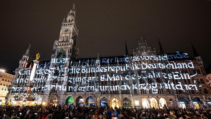 Eine Audio-Video-Inszenierung wird an der Fassade des Münchner Rathauses gezeigt.