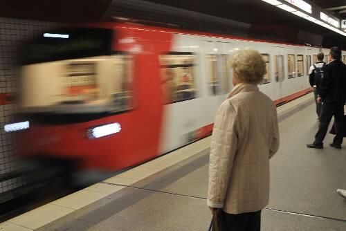 An der Haltestelle "Plärrer" der U1 in Nürnberg haben zwei Schüler einen 54-Jährigen geschlagen.