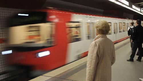 An der Haltestelle "Plärrer" der U1 in Nürnberg haben zwei Schüler einen 54-Jährigen geschlagen. An der Haltestelle "Plärrer" der U1 in Nürnberg haben zwei Schüler einen 54-Jährigen geschlagen.