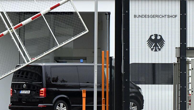 Der Beschuldigte wurde zum Ermittlungsrichter des BGH nach Karlsruhe gebracht. Der Beschuldigte wurde zum Ermittlungsrichter des BGH nach Karlsruhe gebracht.