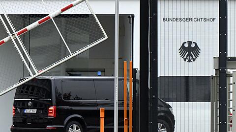 Der Beschuldigte wurde zum Ermittlungsrichter des BGH nach Karlsruhe gebracht.