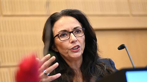 DGB-Chefin Yasmin Fahimi nennt die Debatte um Einschnitte "respektlos und sch&auml;big". (Archivbild)