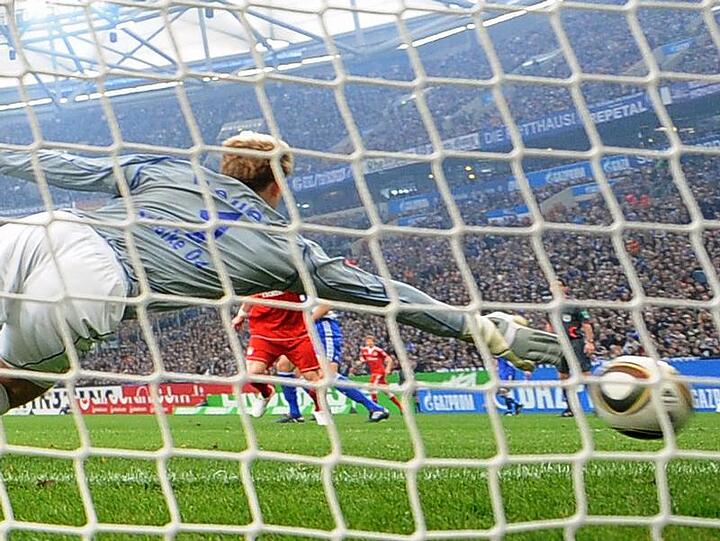 Schalkes Keeper Manuel Neuer ist geschlagen
