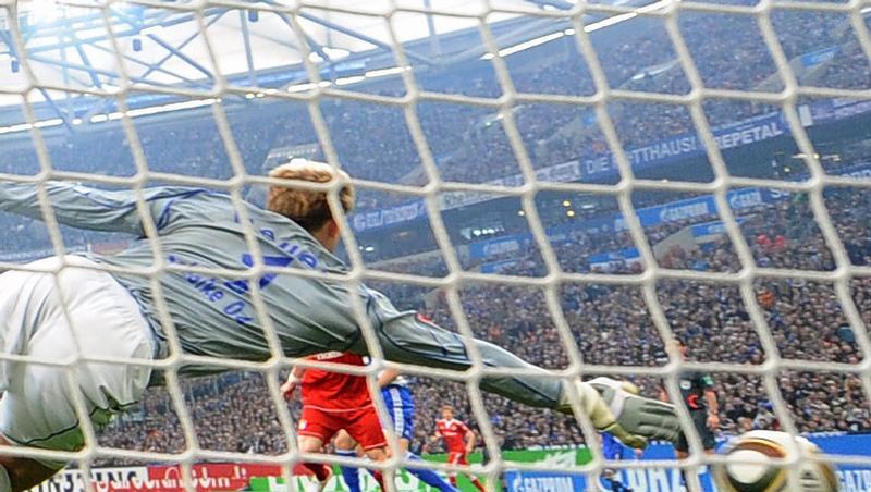 Schalkes Keeper Manuel Neuer ist geschlagen Schalkes Keeper Manuel Neuer ist geschlagen