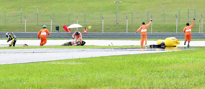 Schock bei Motorrad-WM: Der ehemalige Weltmeister Marco  Simoncelli aus Italien ist beim Großen Preis von Malaysia tödlich verunglückt...