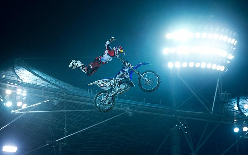 Der Freestyle-Motocross-Fahrer Thomas Pages (Frankreich) wagt einen mutigen Sprung.